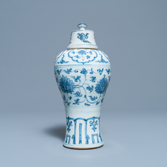 Een Chinese blauw-witte 'meiping' vaas met deksel, Ming